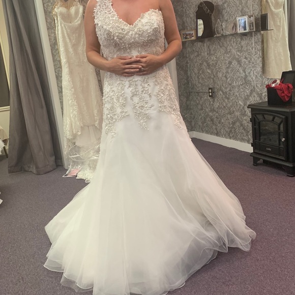 Maggie Sottero Wedding Dress - Picture 5 of 9